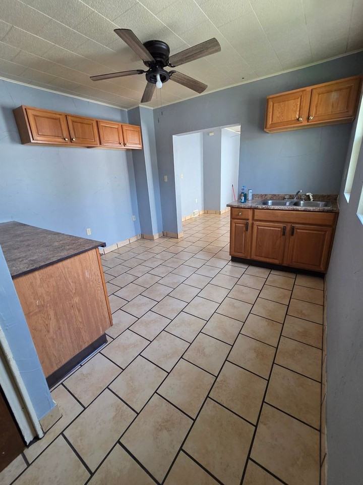 1048 E 4th St - Photo 5 of 8