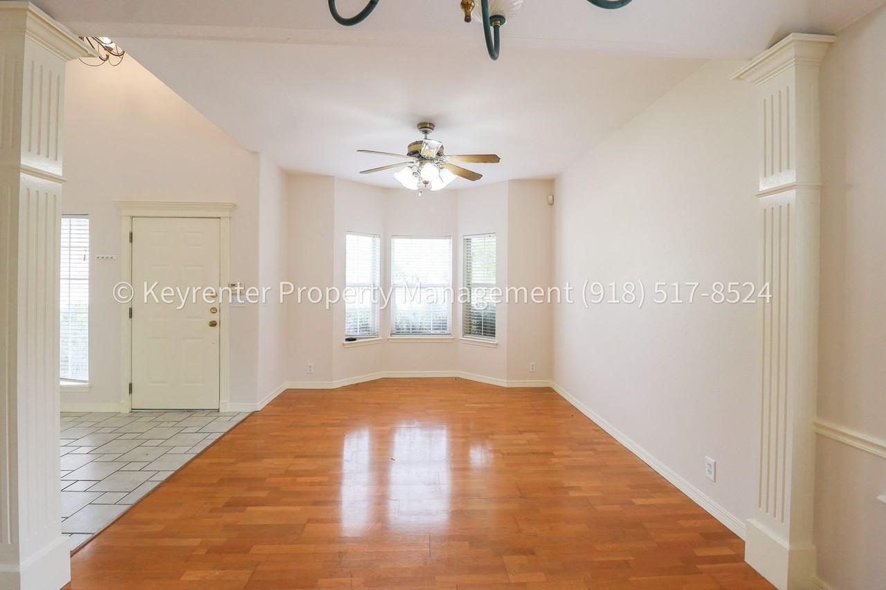 200 S Oak Ave - Photo 7 of 50