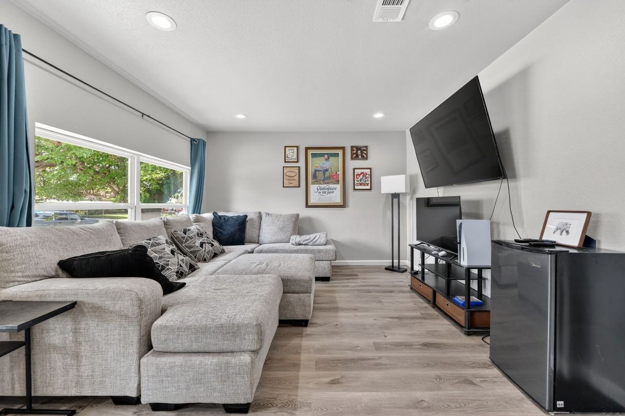 324 N Shore Pl - Photo 3 of 24