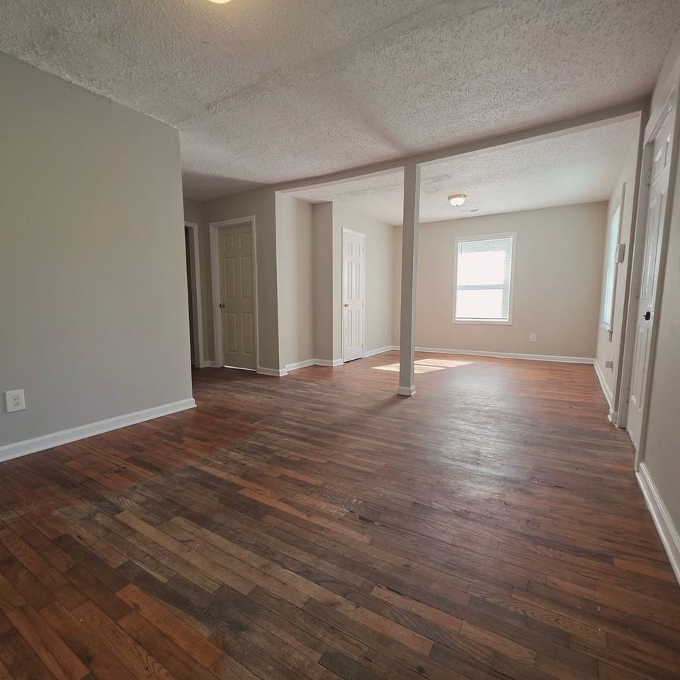 924 Holland Ave - Photo 2 of 6