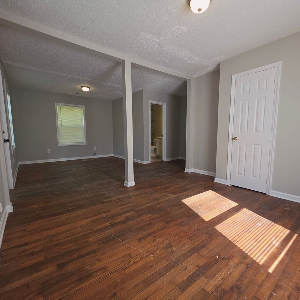 924 Holland Ave - Photo 3 of 6