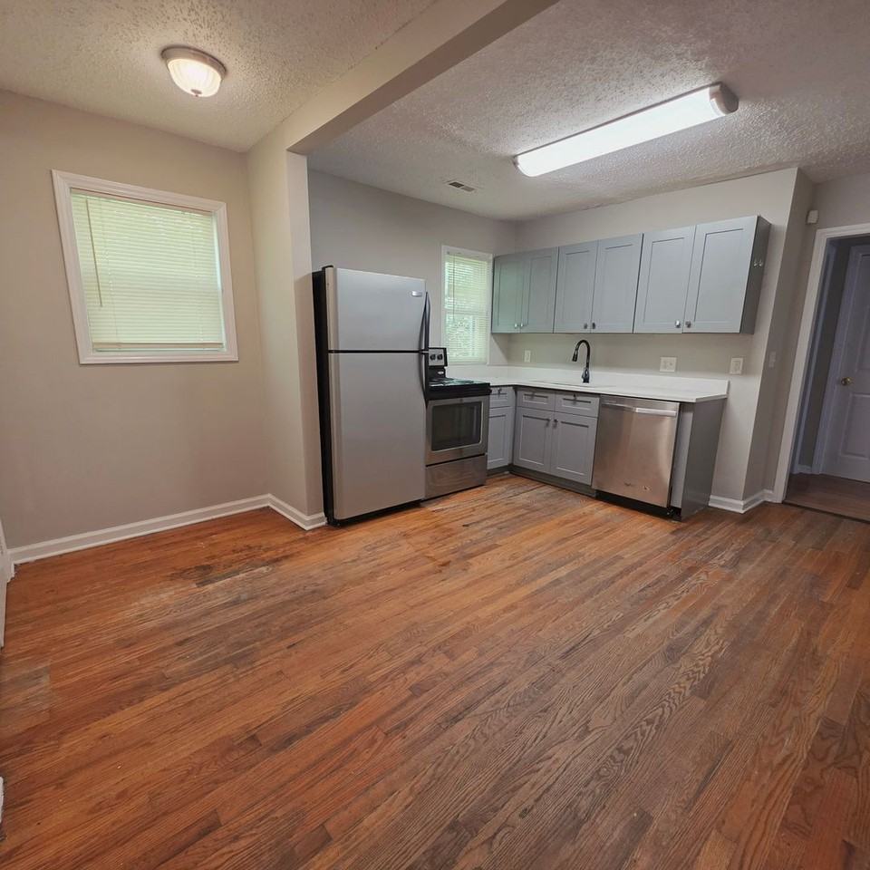 924 Holland Ave - Photo 5 of 6