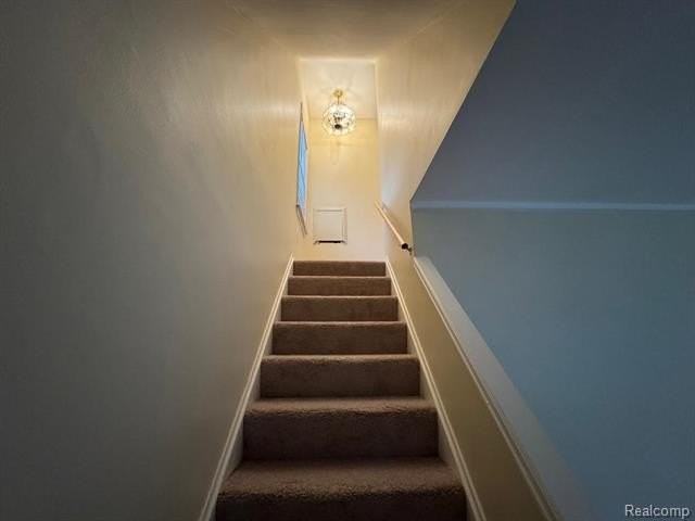 19235 Raymond St - Photo 5 of 12