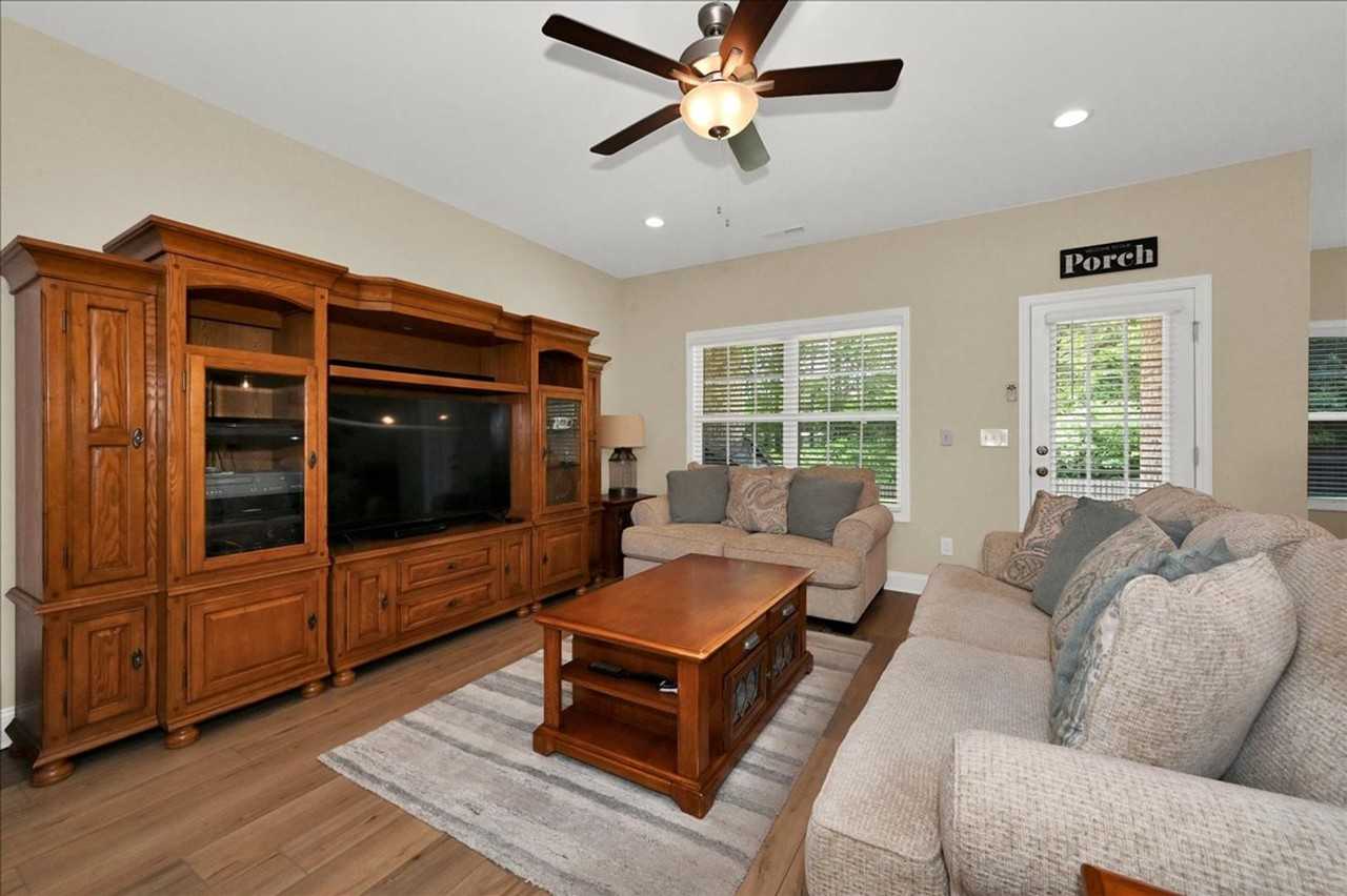 2058 Austin Dr Ne - Photo 5 of 24