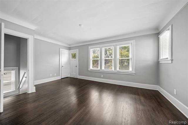 242 W Webster St - Photo 2 of 16