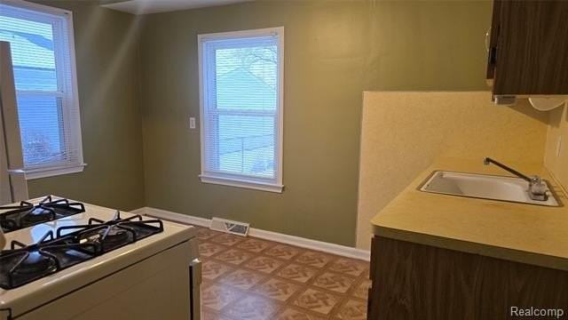 828 E Hayes Ave - Photo 6 of 16