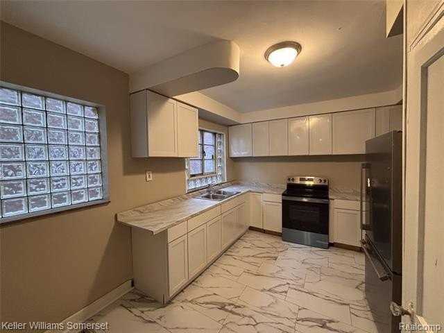 17606 Roselawn St - Photo 4 of 9