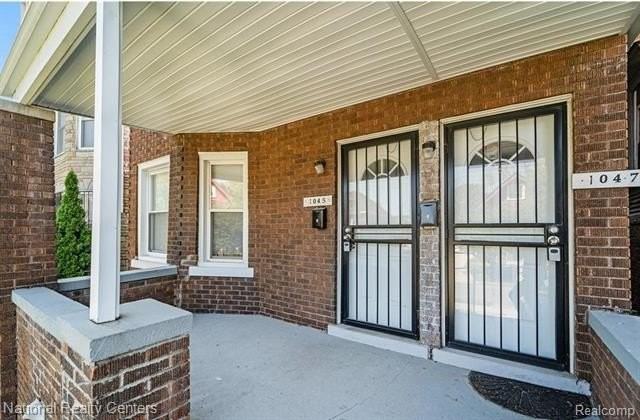 1045 Casgrain St - Photo 4 of 19