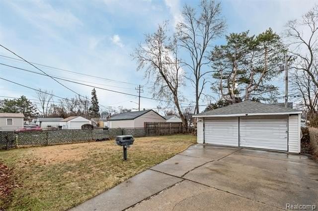 20254 Mackay St - Photo 3 of 19