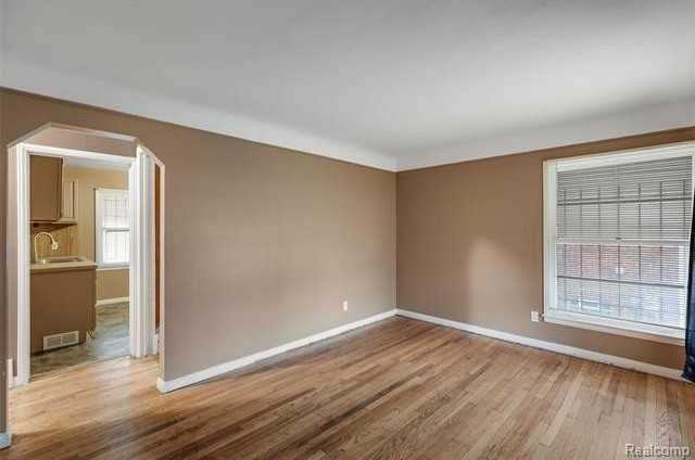 20254 Mackay St - Photo 5 of 19