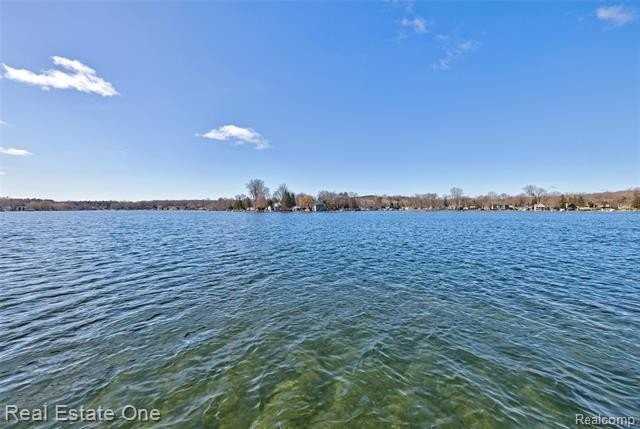 1982 S Ortonville Rd - Photo 3 of 46