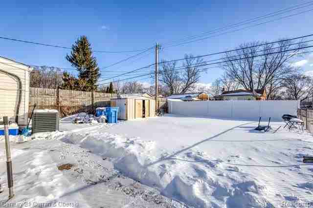 8402 Robindale Ave - Photo 5 of 27