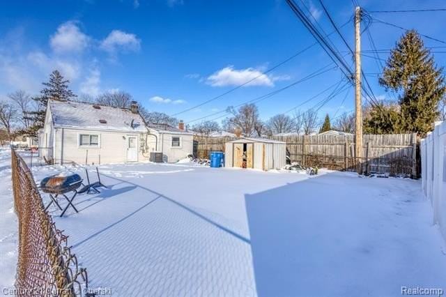 8402 Robindale Ave - Photo 7 of 27