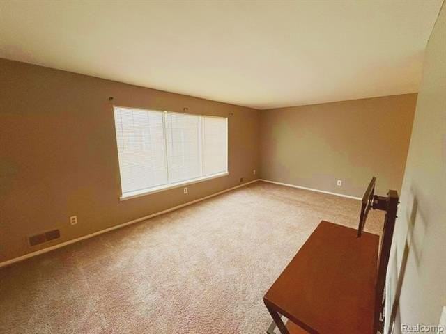 587 E Fox Hills Dr - Photo 3 of 16