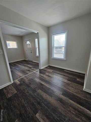 1432 Warwick Ave - Photo 3 of 14