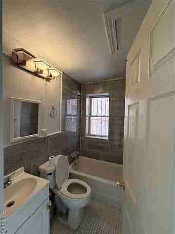 2627 John R St #103 - Photo 5 of 8