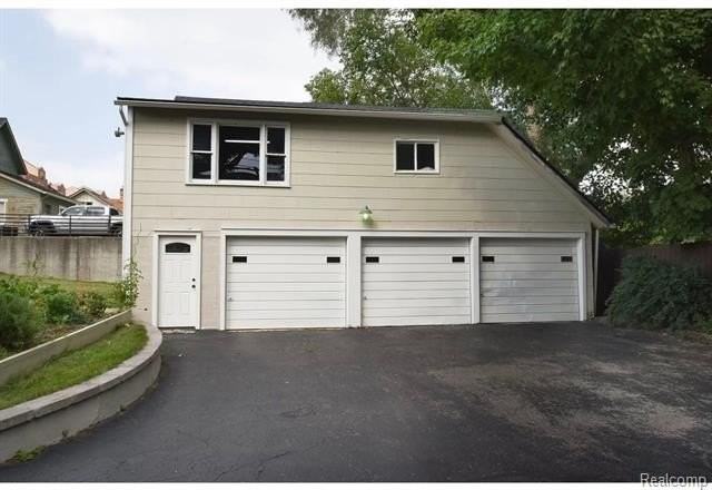 225 S Center St - Photo 4 of 21