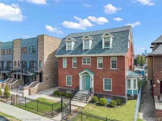 248 Mack Ave #3