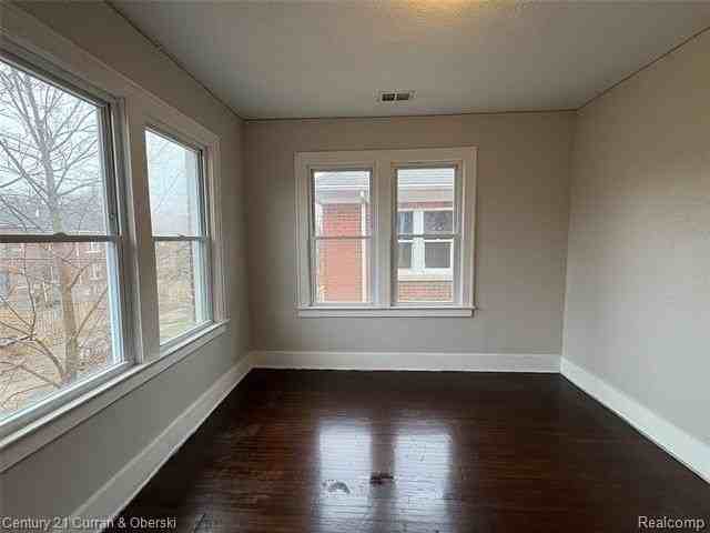 3014 Sturtevant St - Photo 6 of 18