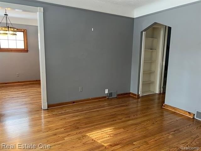 1127 Hoffman Ave - Photo 4 of 21