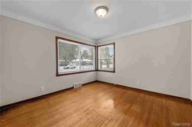 19501 Redfern St - Photo 5 of 33