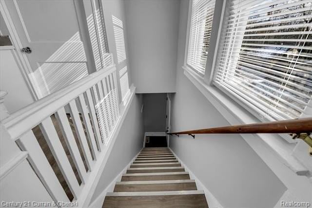 23921 Oxford St - Photo 3 of 26