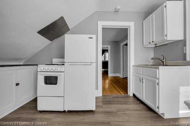 23921 Oxford St - Photo 4 of 26