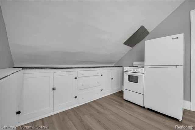 23921 Oxford St - Photo 5 of 26