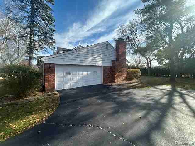 5659 Kingsmill Dr - Photo 6 of 50