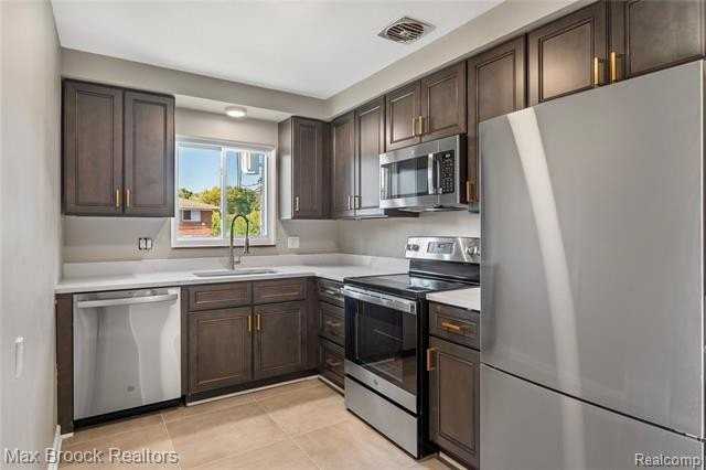 1909 Gardenia Ave #D - Photo 6 of 13