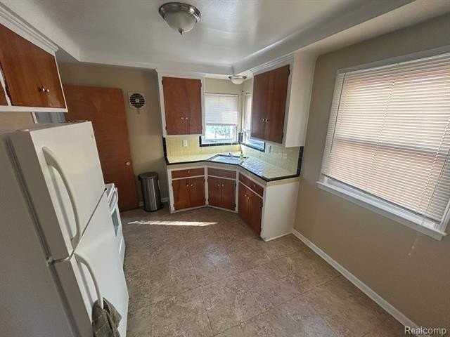 27225 Lyndon - Photo 4 of 10