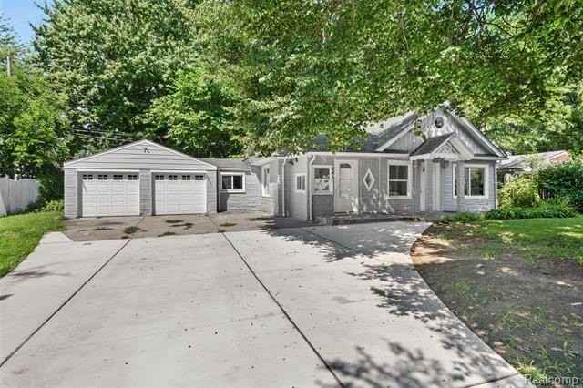 641 Gilman St - Photo 6 of 28