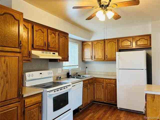 20224 Nicke St - Photo 6 of 15