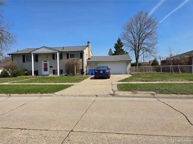 27592 Strathmoor Dr