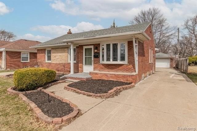 20625 Elizabeth St - Photo 2 of 15