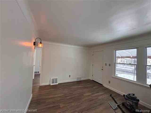 19425 Fenmore St - Photo 2 of 10