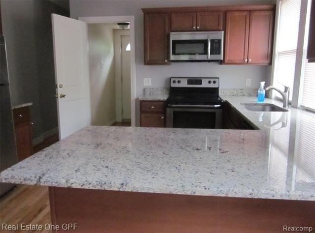 1016 Beaconsfield Ave - Photo 4 of 15