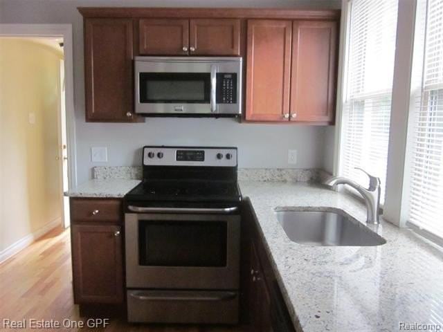 1016 Beaconsfield Ave - Photo 6 of 15