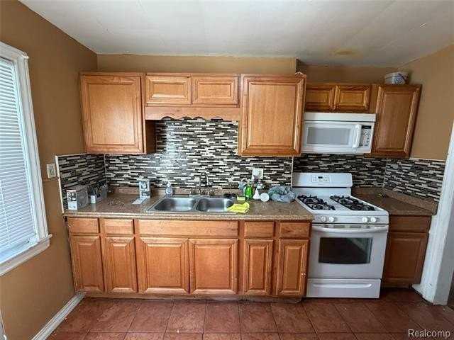 4913 Schlaff St - Photo 4 of 25