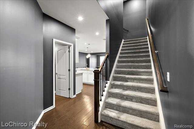 273 Strawberry Dr - Photo 3 of 50