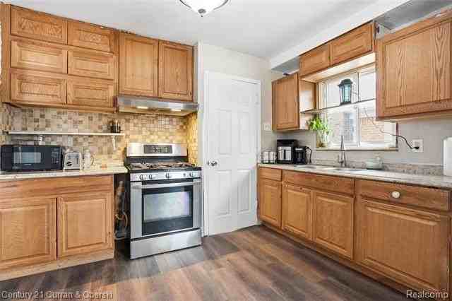 8227 Riverview St - Photo 5 of 24