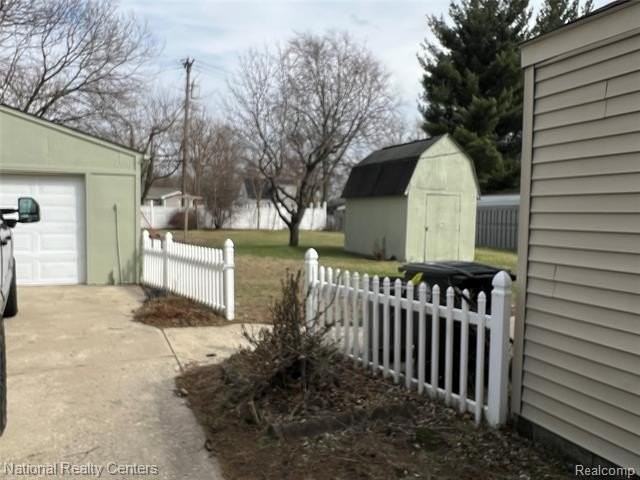 15230 Harrison St - Photo 3 of 34