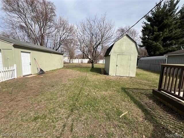 15230 Harrison St - Photo 4 of 34