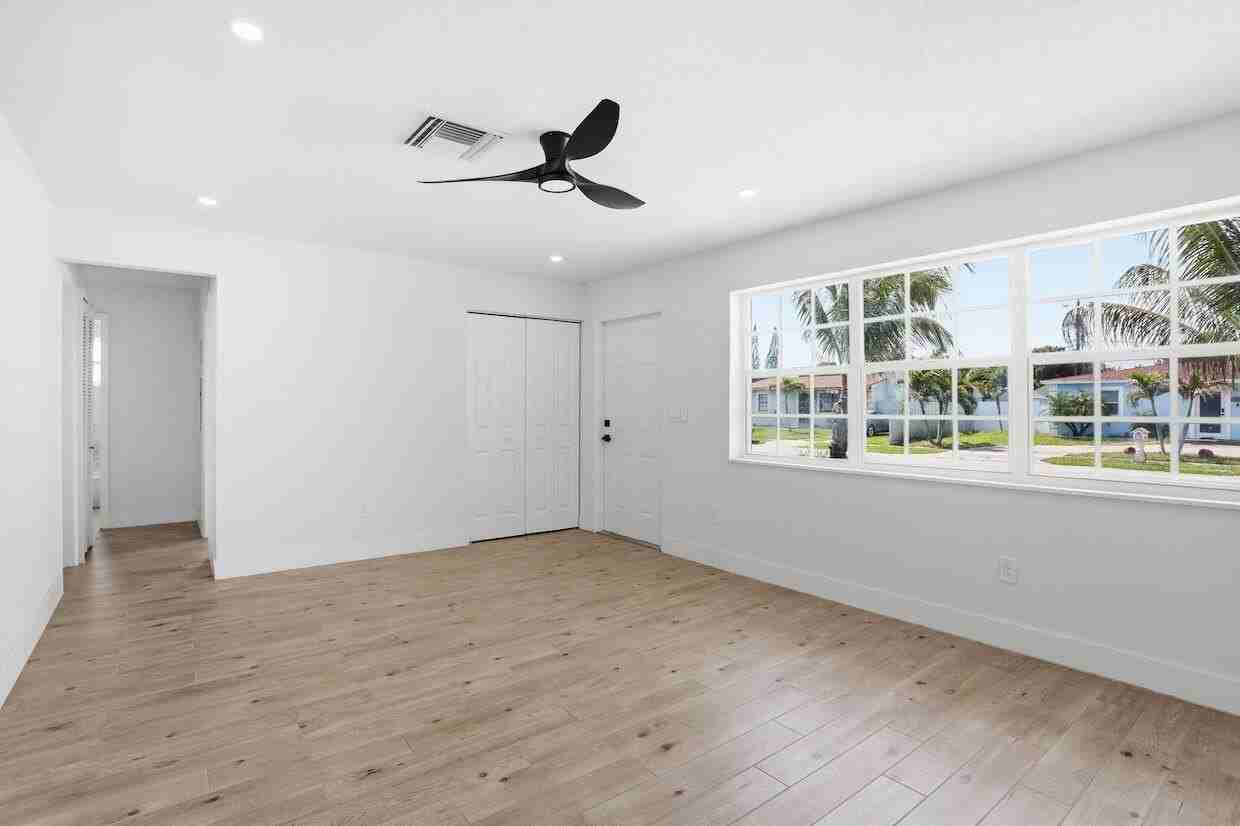 2312 Redwood Rd - Photo 2 of 14