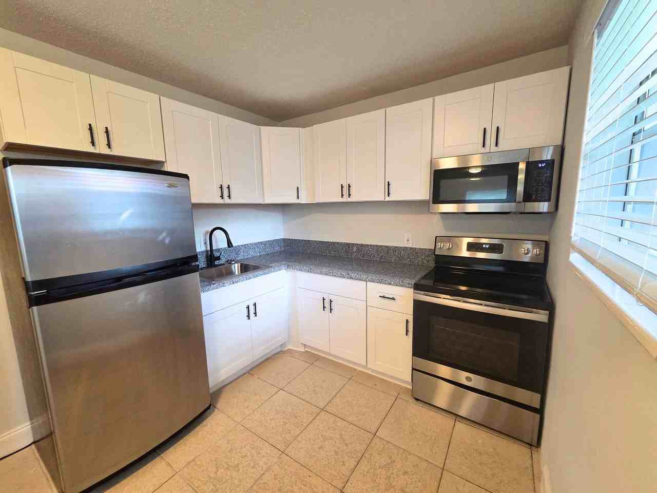 440 Nw 40th Ct #4 - Photo 4 of 17