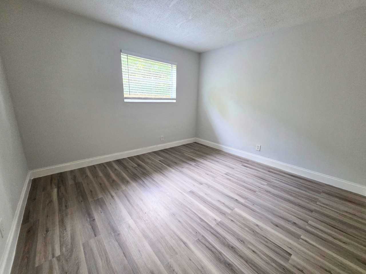 440 Nw 40th Ct #4 - Photo 5 of 17