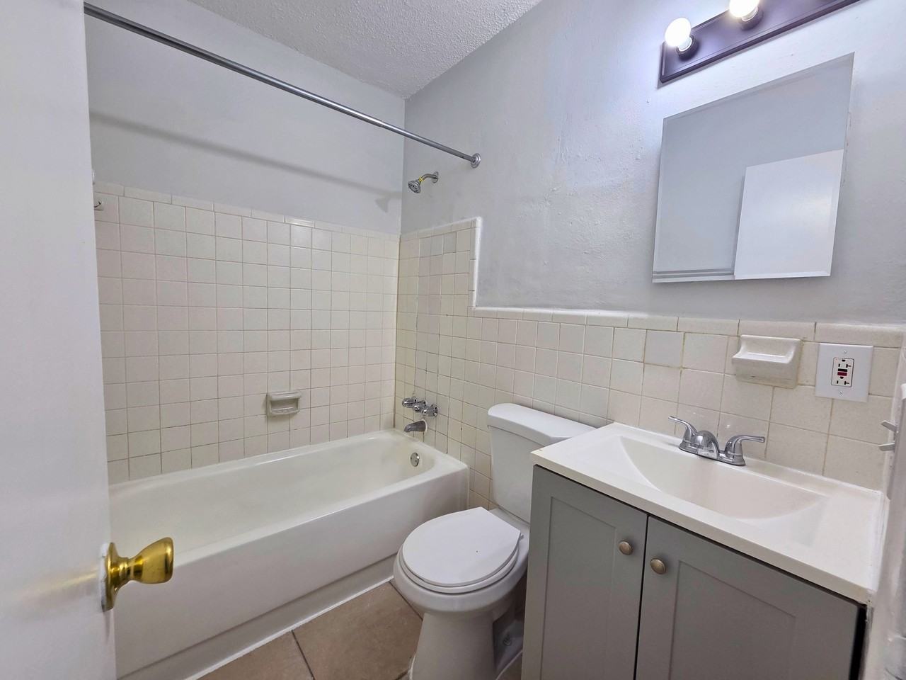 440 Nw 40th Ct #4 - Photo 7 of 17