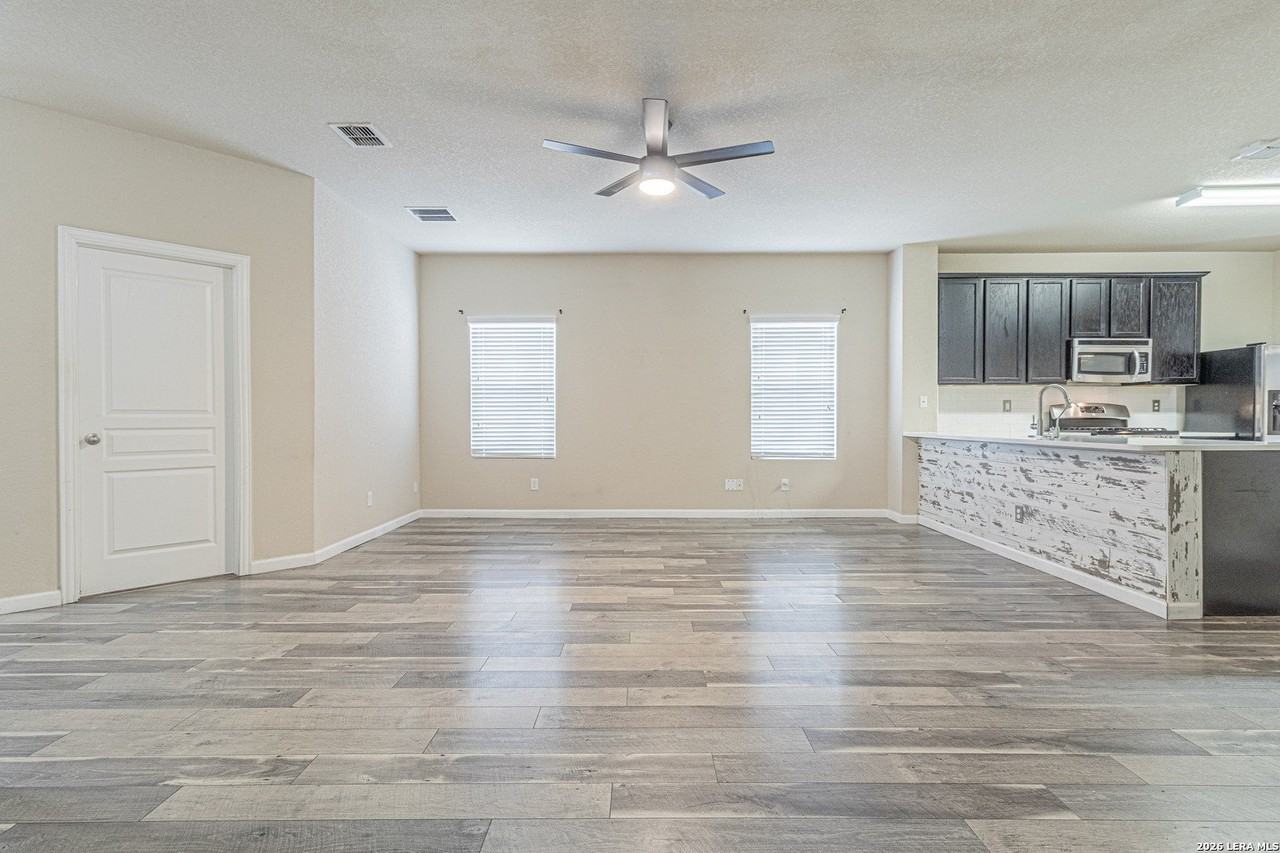 12239 Hamlin Crk - Photo 4 of 36