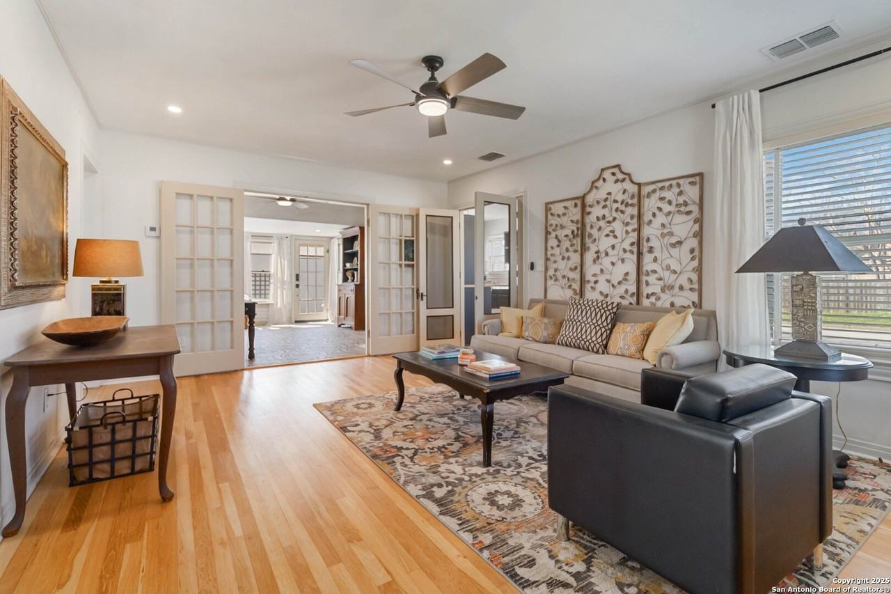 803 Bismark St - Photo 5 of 27