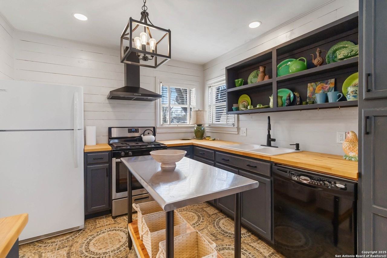 803 Bismark St - Photo 7 of 27